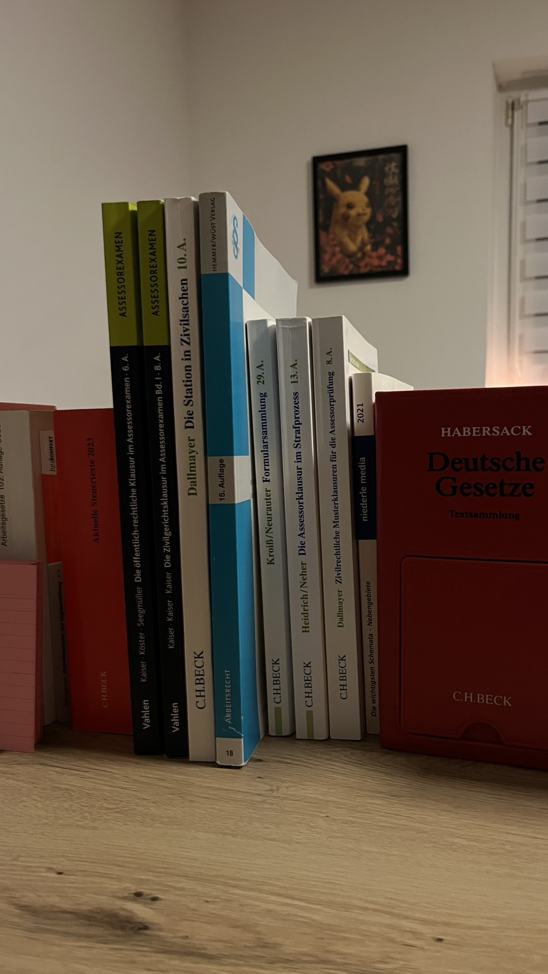 Jura Lehrbücher und Gesetzbuch auf Schreibtisch